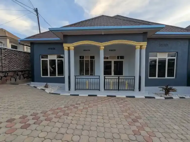 400 000Rwf: Irakodeshwa-i Kanombe