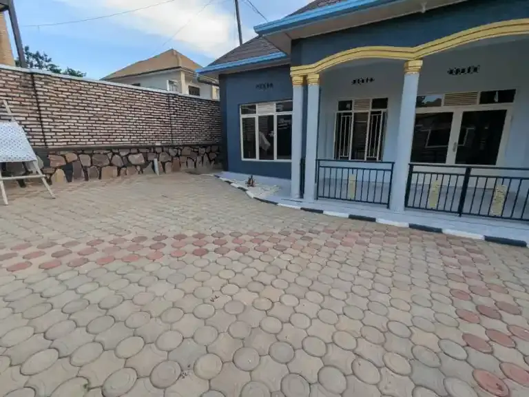 400 000Rwf: Irakodeshwa-i Kanombe